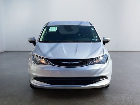 Used 2023 Chrysler Voyager LX image 3