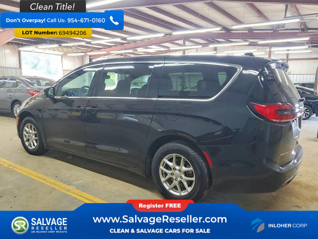 Used 2025 Chrysler Pacifica Select FWD image 3