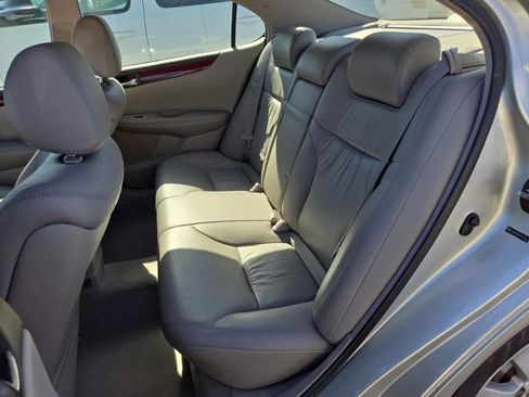 Used 2004 Lexus ES 330 w/ Premium Pkg FWD image 9
