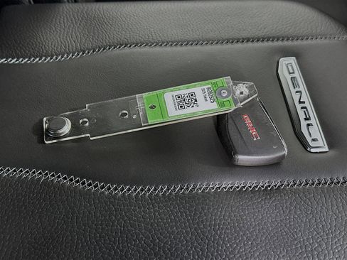 Used 2025 GMC Yukon Denali AWD/4WD image 33