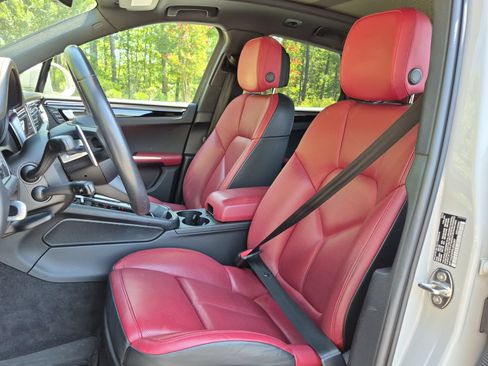 Certified 2024 Porsche Macan AWD/4WD image 5