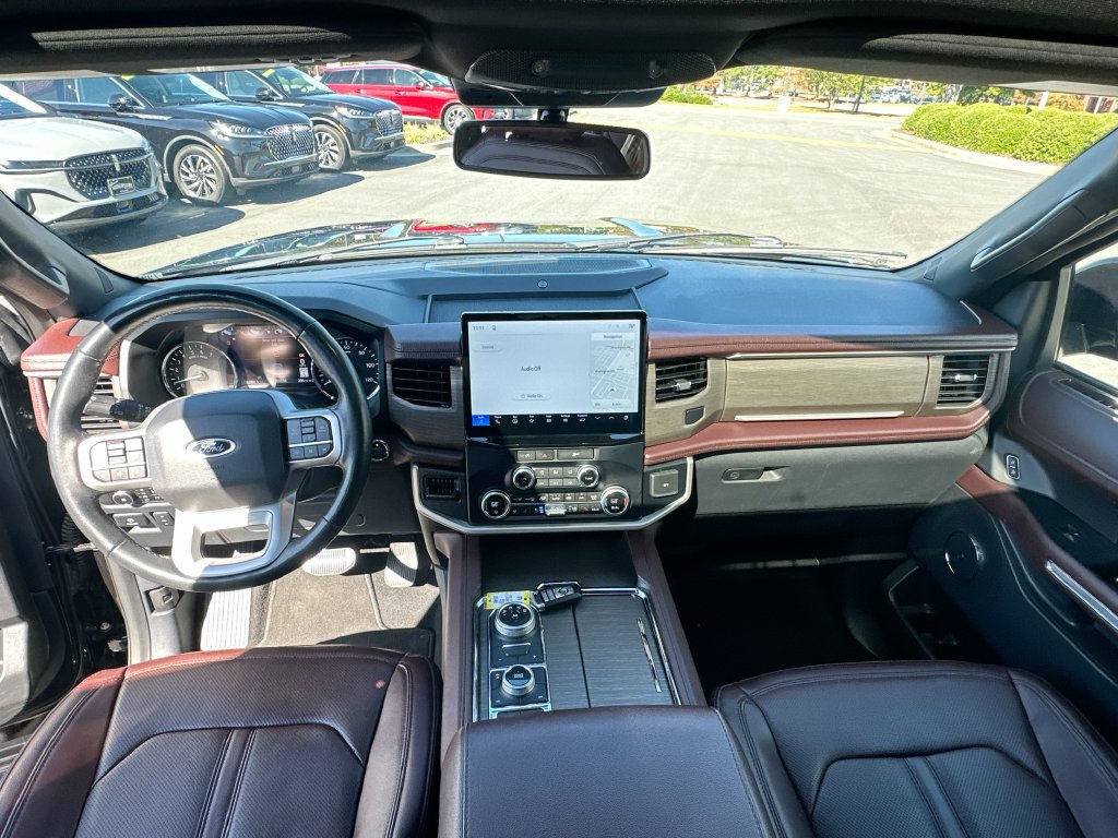 Used 2024 Ford Expedition Limited AWD/4WD image 3