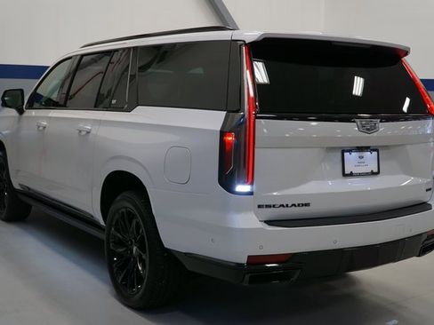 New 2024 Cadillac Escalade ESV Sport Platinum w/ LPO, ONYX Package image 3
