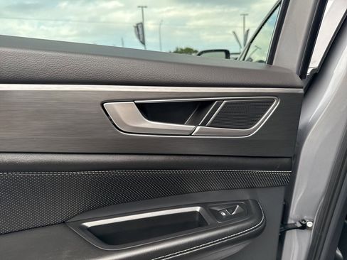 Used 2024 Volkswagen Atlas Cross Sport SE image 32