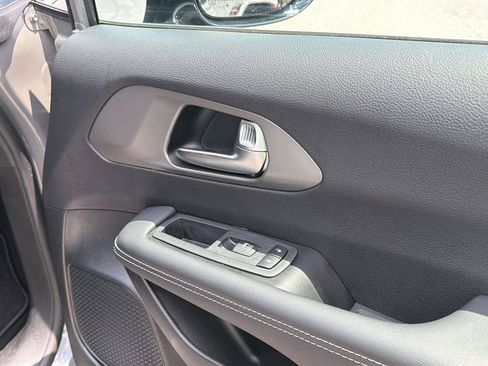 Used 2025 Chrysler Pacifica Select FWD image 7