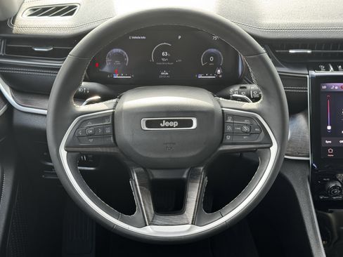 Used 2023 Jeep Grand Cherokee Limited w/ Black Appearance Package image 16