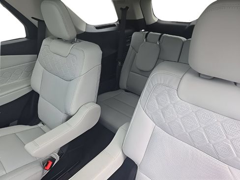 Used 2026 Ford Explorer Platinum w/ LUX Leather Package AWD/4WD image 16