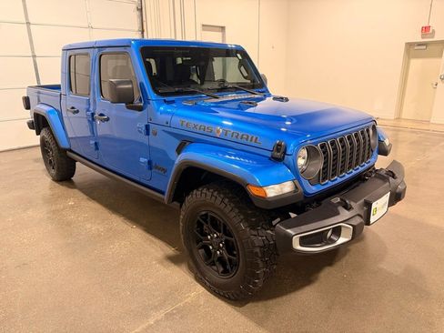 Used 2025 Jeep Gladiator Sport AWD/4WD image 3