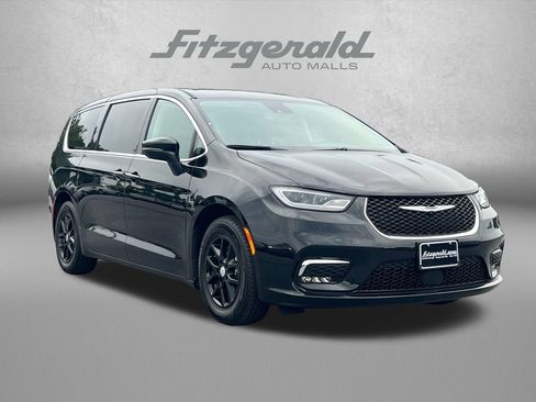 Used 2023 Chrysler Pacifica Touring-L FWD image 1