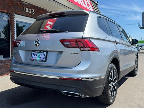 Used 2021 Volkswagen Tiguan SE w/ 3rd Row Seat Package AWD/4WD image 4
