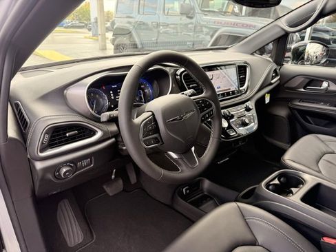 New 2026 Chrysler Pacifica Select image 12