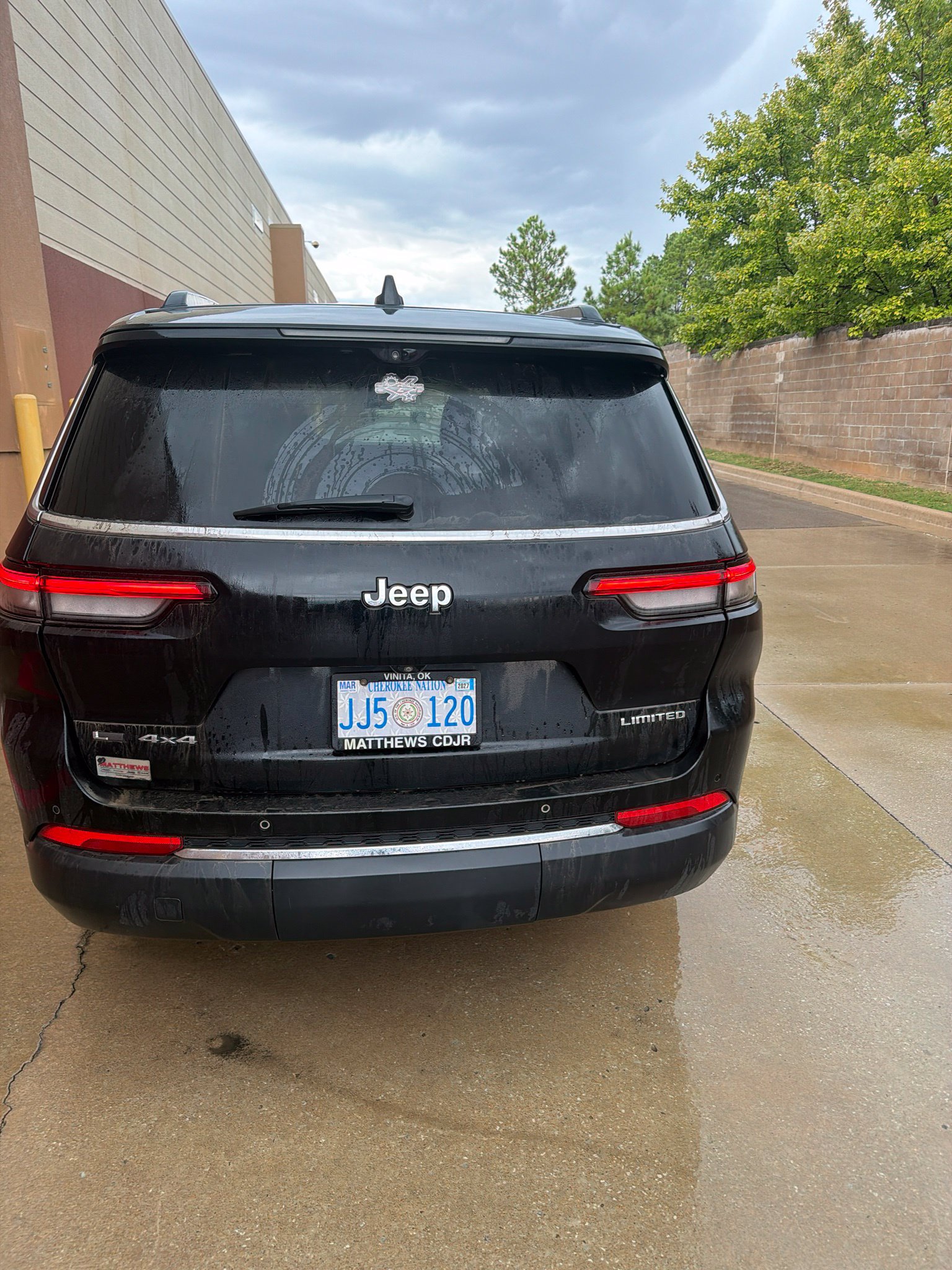 Used 2022 Jeep Grand Cherokee L Limited w/ Luxury Tech Group II AWD/4WD image 2