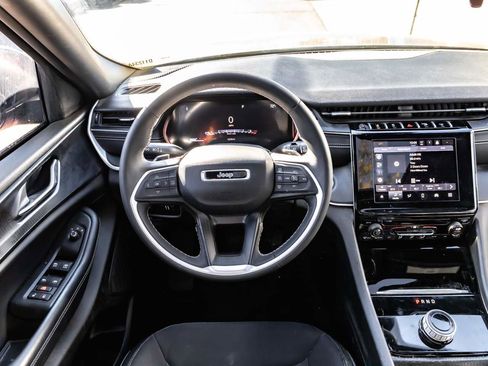 Used 2024 Jeep Grand Cherokee Laredo X image 11