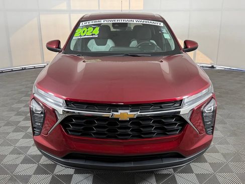 Used 2024 Chevrolet Trax LS w/ LS Convenience Package FWD image 2