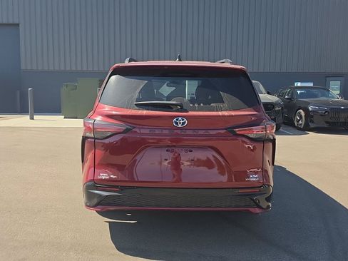Used 2022 Toyota Sienna XSE FWD image 4