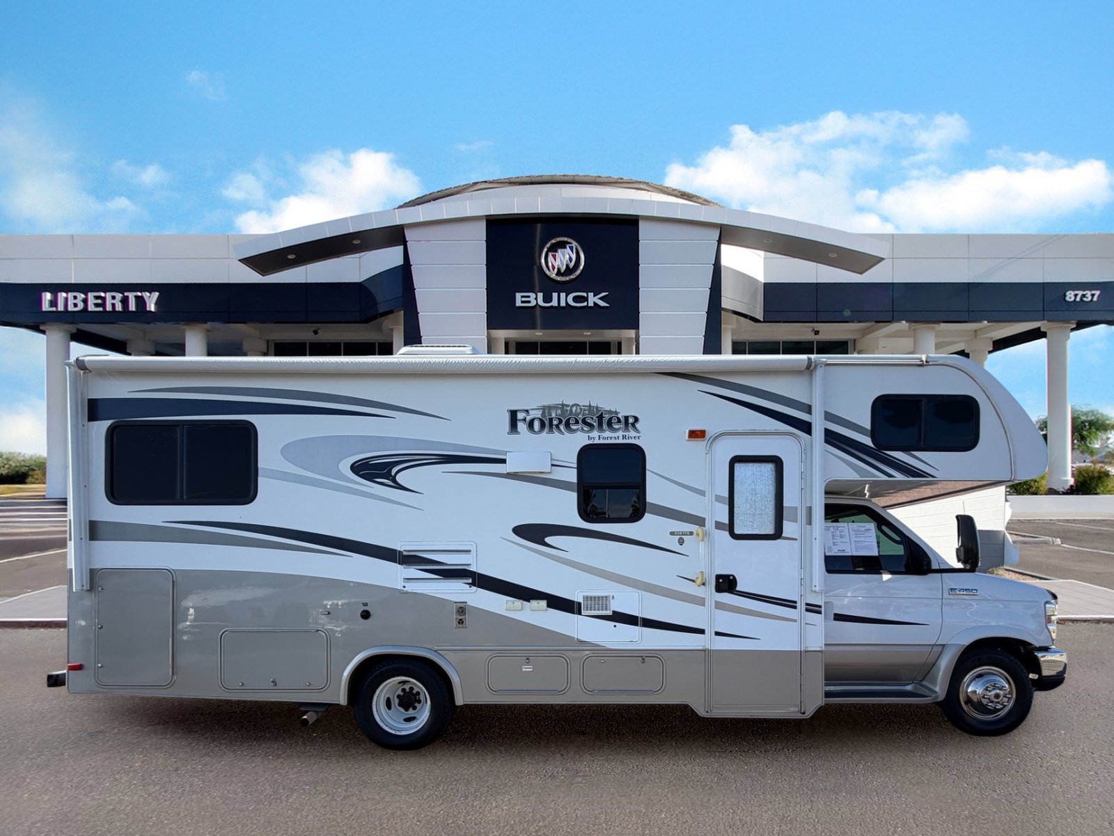Used 2014 Ford E-450 and Econoline 450 Super Duty w/ Motorhome Prep Package RWD image 3
