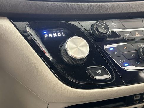 Used 2017 Chrysler Pacifica LX FWD image 15