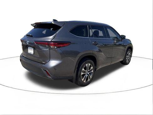 Used 2021 Toyota Highlander XLE FWD image 3