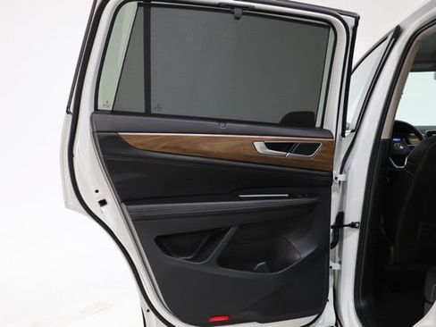 Used 2025 Volkswagen Atlas SE FWD image 31