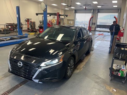 Used 2023 Nissan Altima 2.5 SV AWD/4WD image 2