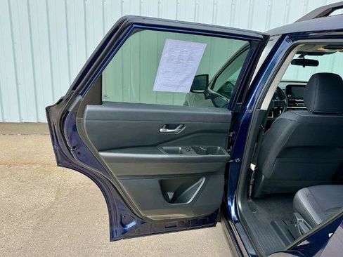 Used 2022 Nissan Pathfinder SV AWD/4WD image 16