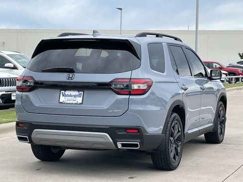 Certified 2025 Honda Pilot Touring image 4
