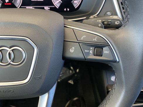 Used 2024 Audi Q5 e Premium w/ Convenience Package image 7