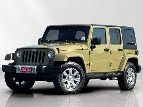 Used 2013 Jeep Wrangler Unlimited Sahara w/ Connectivity Group AWD/4WD image 2