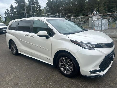 Used 2021 Toyota Sienna XLE AWD/4WD image 3