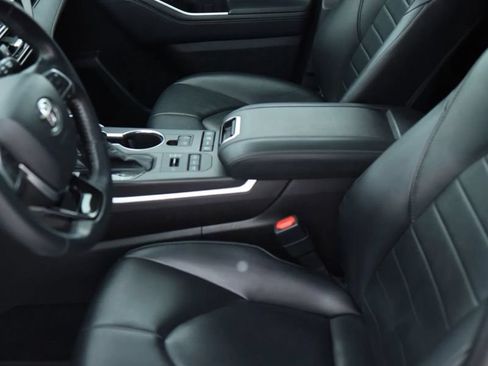 Used 2021 Toyota Highlander XLE AWD/4WD image 19