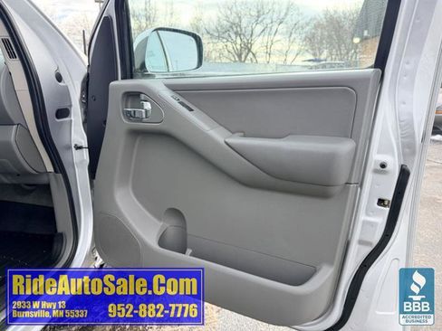 Used 2013 Nissan Frontier SL w/ Moonroof Pkg image 13