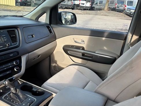 Used 2015 Kia Sedona LX w/ LX Convenience Package FWD image 28