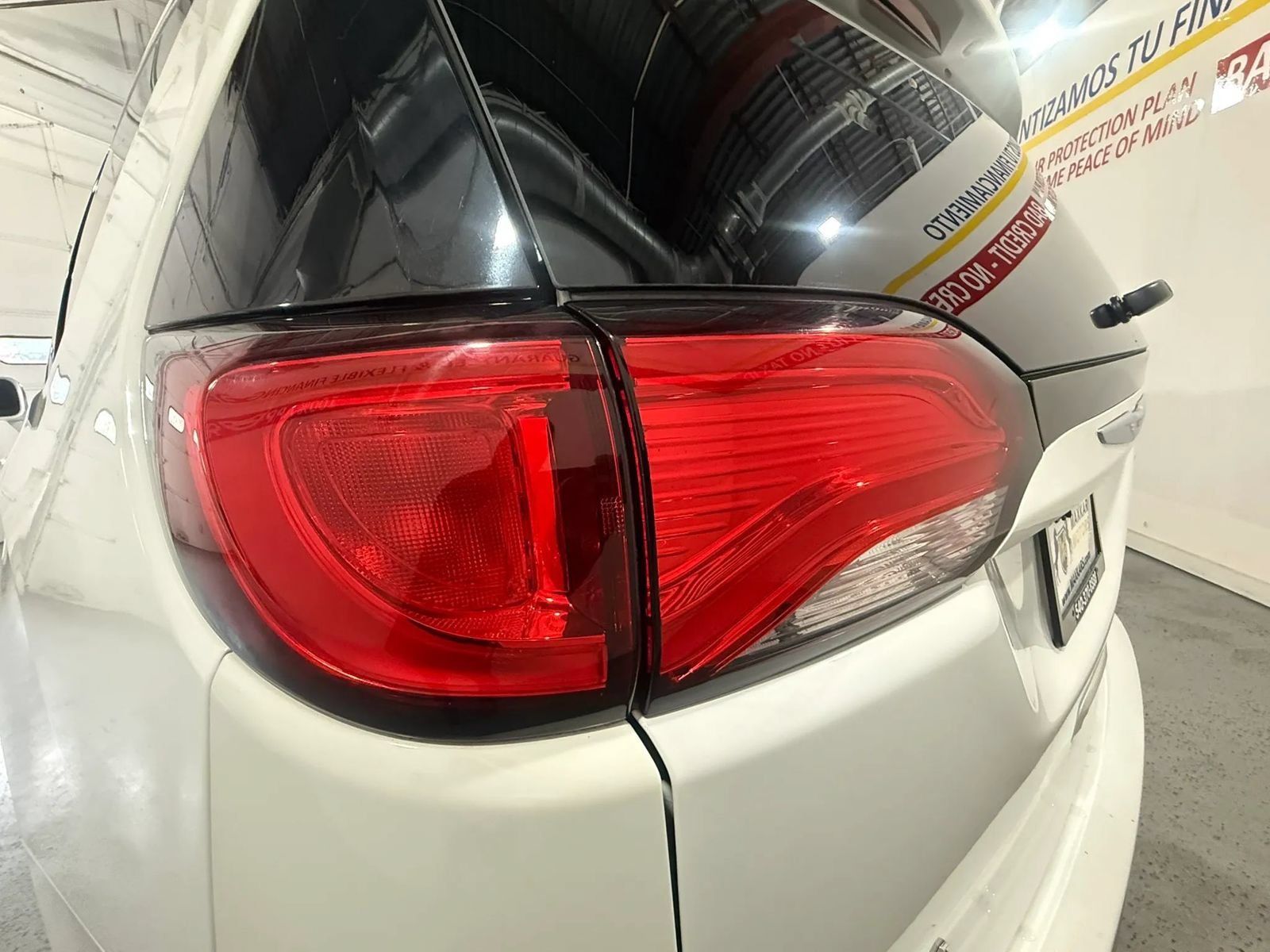 Used 2018 Chrysler Pacifica Touring-L FWD image 19