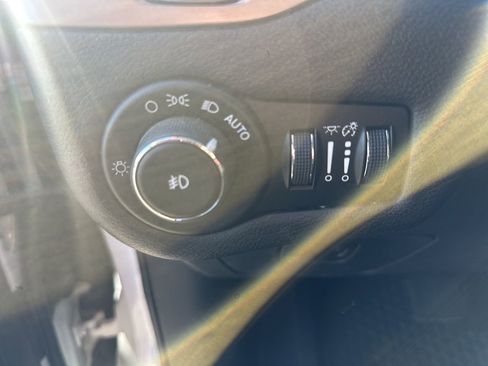 Used 2017 Jeep Cherokee Latitude w/ Cold Weather Group image 15