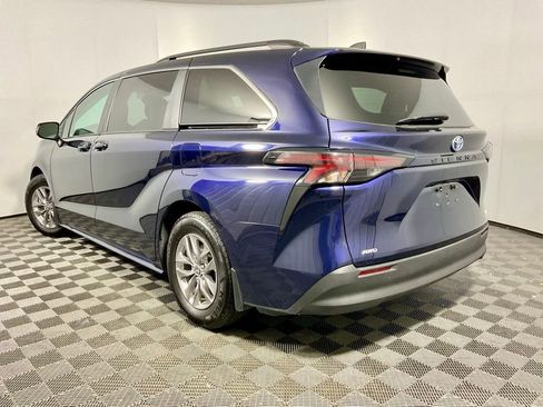 Used 2023 Toyota Sienna LE AWD/4WD image 11