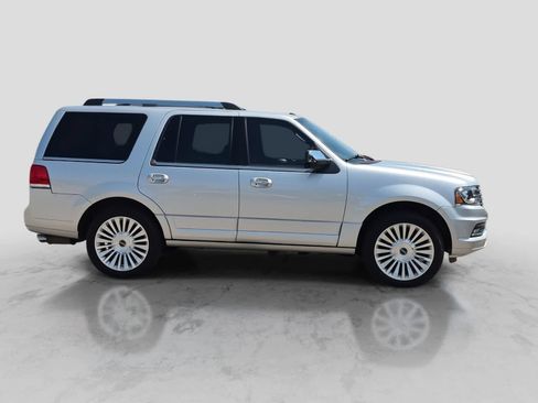 Used 2017 Lincoln Navigator Select AWD/4WD image 9