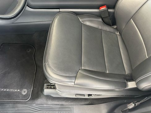 Used 2025 Ford Expedition Max Platinum AWD/4WD image 24