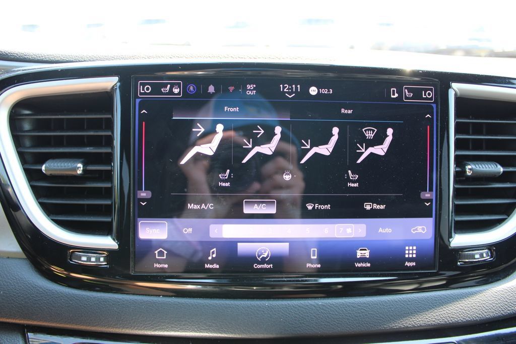 Used 2025 Chrysler Pacifica Select FWD image 48