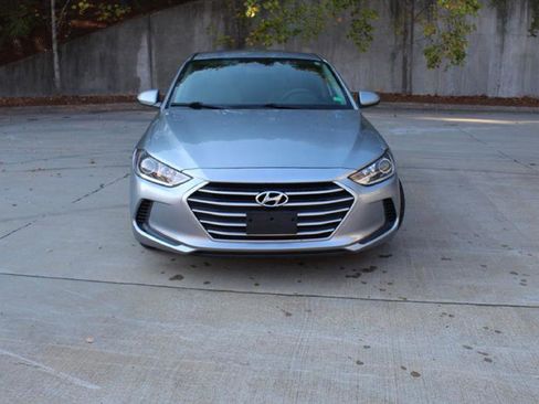 Used 2017 Hyundai Elantra SE image 2