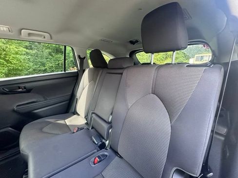 Used 2023 Toyota Highlander LE AWD/4WD image 11