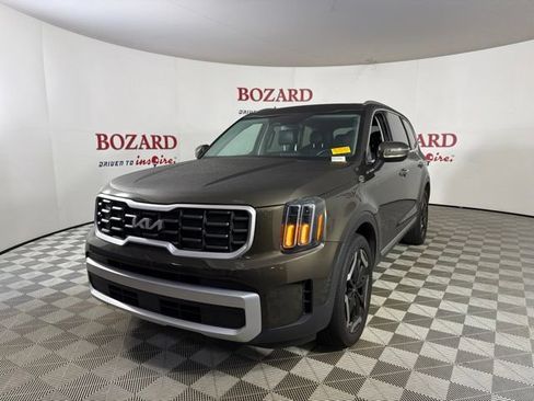 Used 2024 Kia Telluride S w/ S Sunroof Package FWD image 4