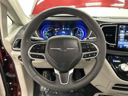 Used 2023 Chrysler Pacifica Touring-L image 7