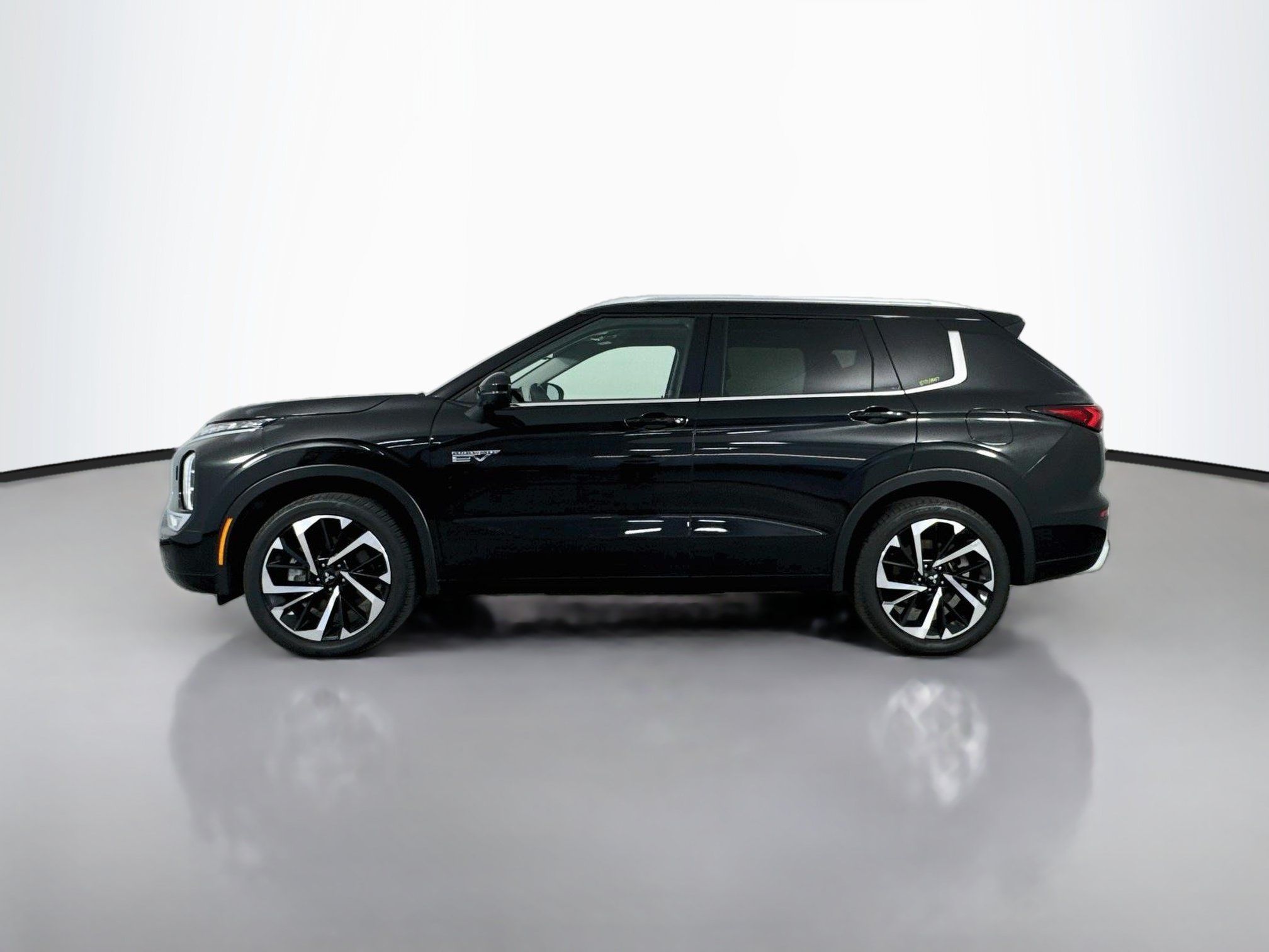 Used 2025 Mitsubishi Outlander 4WD Plug-In Hybrid image 4