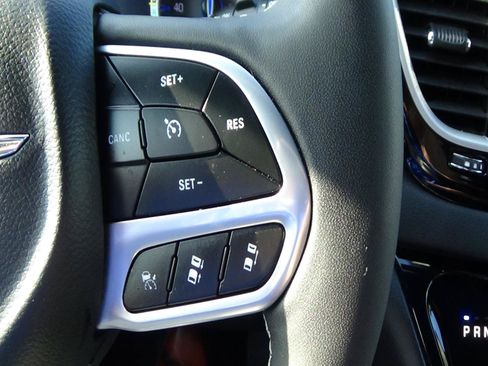 Certified 2025 Chrysler Pacifica Select FWD image 24