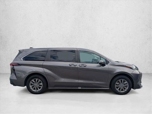 Used 2022 Toyota Sienna XLE image 3