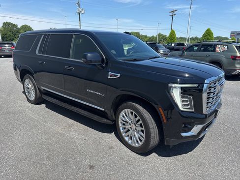 Used 2025 GMC Yukon XL Denali AWD/4WD image 3