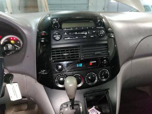 Used 2005 Toyota Sienna LE FWD image 35