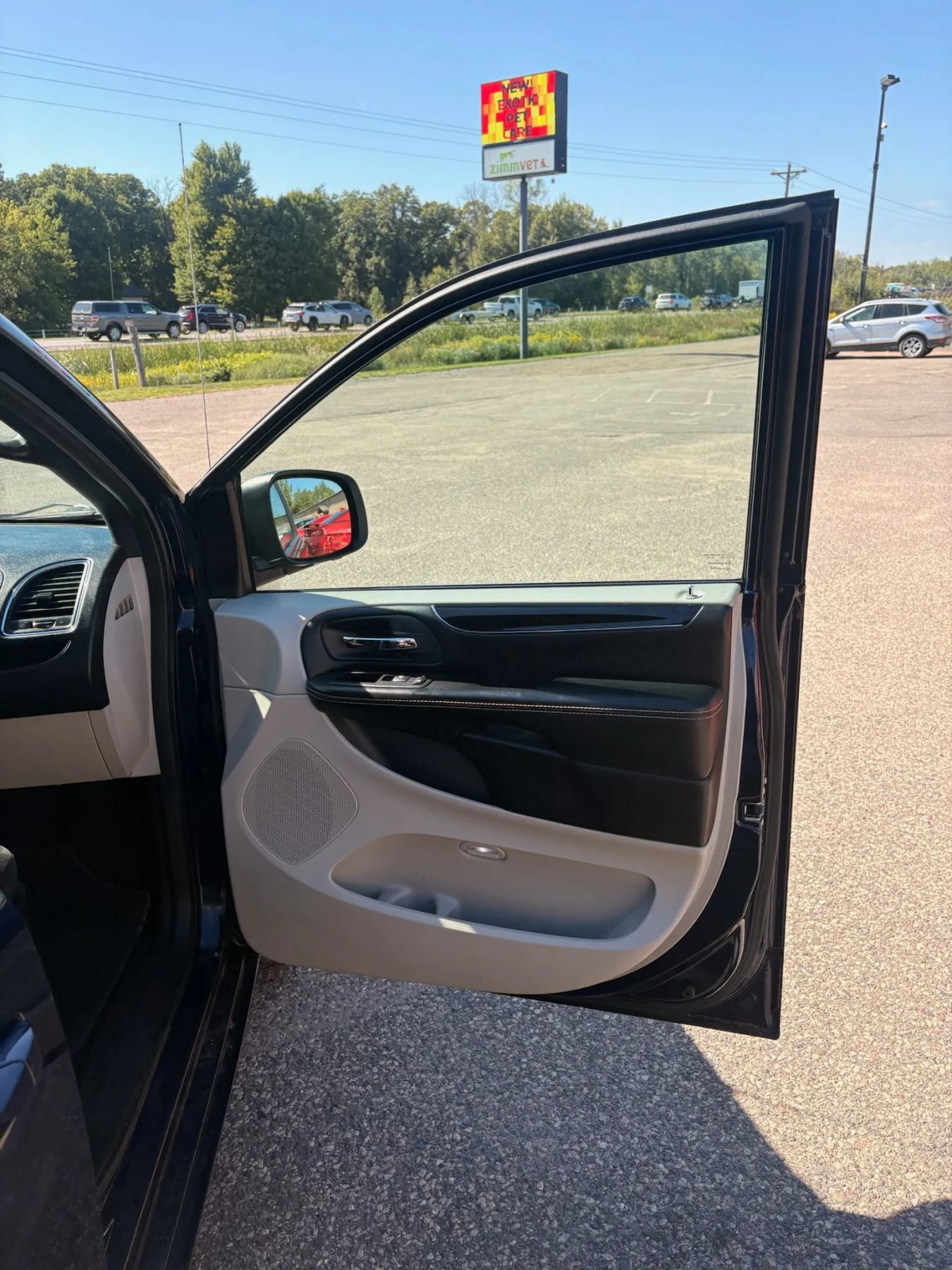 Used 2016 Dodge Grand Caravan SE FWD image 25
