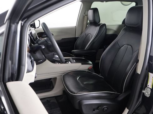Used 2023 Chrysler Pacifica Limited FWD image 31