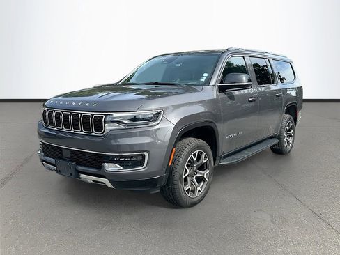 Used 2023 Jeep Wagoneer L Series III w/ Preferred Equipment Group AWD/4WD image 3